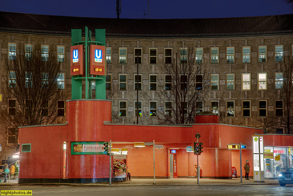 Berlin Wilmersdorf. U-Bahnhof Fehrbelliner Platz. Eingangspavillon zu den Linien U3 und U7. Erbaut 1968-1971 von Rainer Gerhard Rümmler