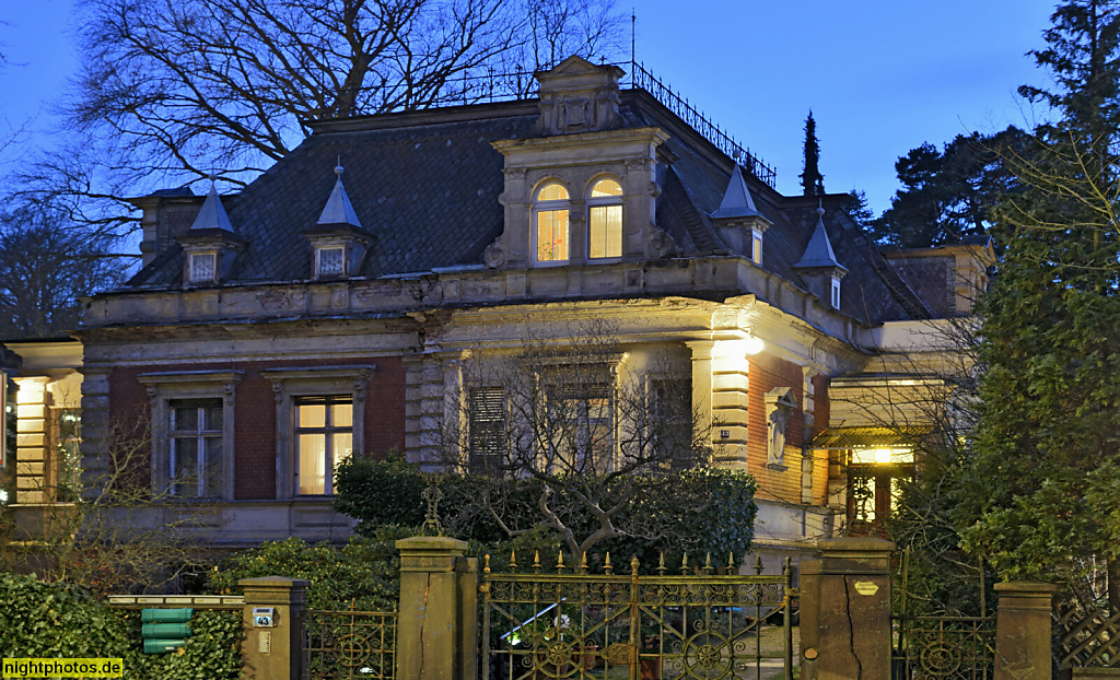  2022-02-07 02-04 Berlin Steglitz. Wohnhaus mit Vorgarteneinfriedung. Erbaut 1892 von F. Reissig für Kunsthändler Carl Brack. Umbau 1920 von Tagmann und Kuche. Grunewaldstrasse 43