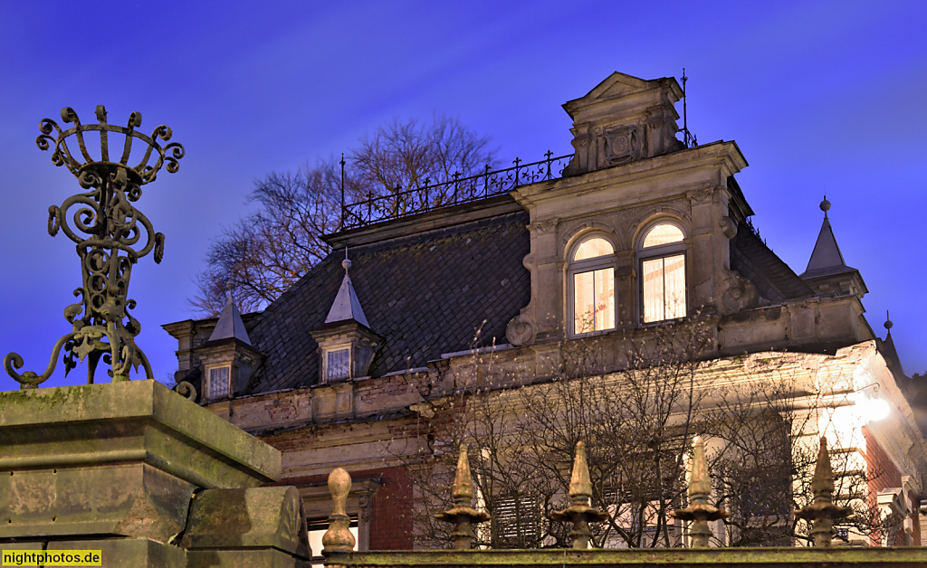  2022-02-07 02-04 Berlin Steglitz. Wohnhaus mit Vorgarteneinfriedung. Erbaut 1892 von F. Reissig für Kunsthändler Carl Brack. Umbau 1920 von Tagmann und Kuche. Grunewaldstrasse 43