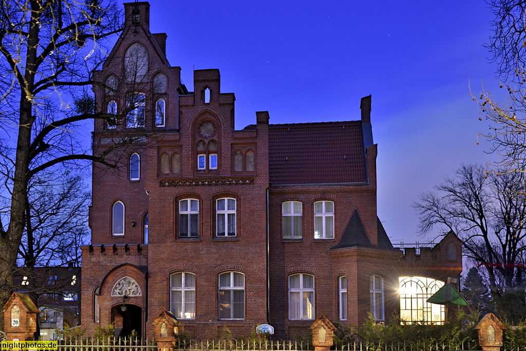 Berlin Steglitz. Villa mit Vorgarteneinfriedung erbaut 1883 von Max Nagel. Umbau 1907-1908. Turmbau im Burgenstil mit Zinnen. Grunewaldstrasse 20