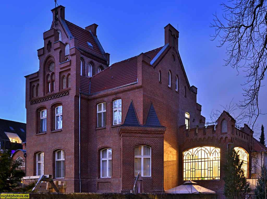 Berlin Steglitz. Villa mit Vorgarteneinfriedung erbaut 1883 von Max Nagel. Umbau 1907-1908. Turmbau im Burgenstil mit Zinnen. Grunewaldstrasse 20