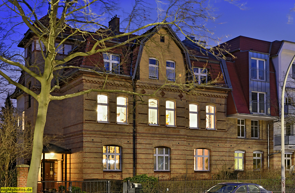 Berlin Steglitz. Wohnhaus mit Quergiebel im Mansarddach. Grunewaldstrasse 18