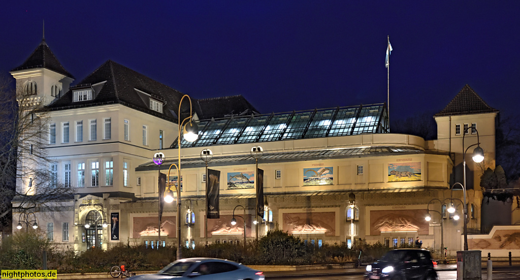 Berlin Mitte Tiergarten. Aquarium im Zoo Berlin. Erbaut 1911-1913 von Zaar und Vahl. Wiederaufbau 1945-1952. Erster Kustos Oskar Heinroth. Bauschmuck von Heinrich Harder. Rekonstruiert von Bildhauer Hans Joachim Ihle. Budapester Strasse 32 am Olof-Palme-P