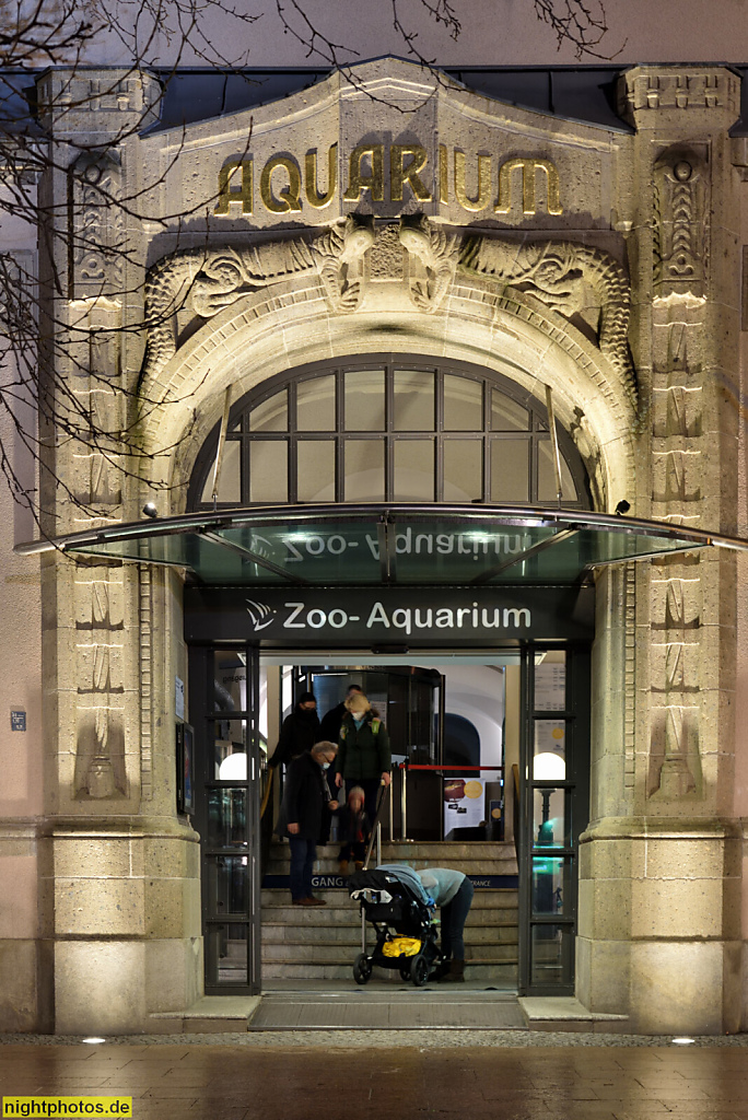 Berlin Mitte Tiergarten. Aquarium im Zoo Berlin. Erbaut 1911-1913 von Zaar und Vahl. Wiederaufbau 1945-1952. Jugendstilportal. Budapester Strasse 32 am Olof-Palme-Platz