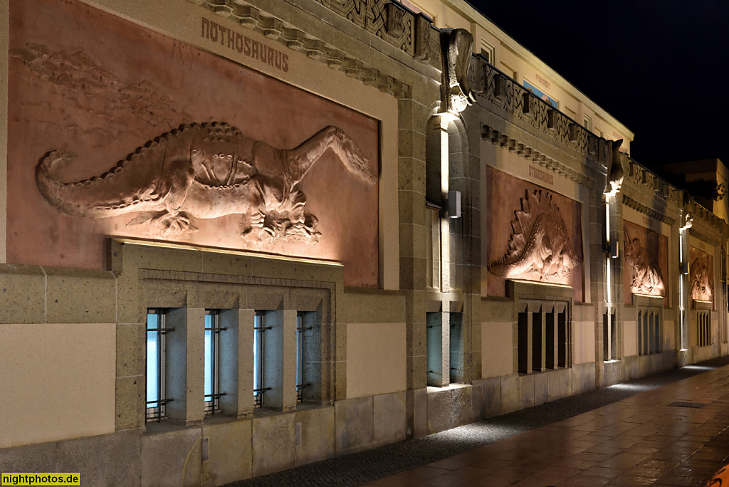 Berlin Mitte Tiergarten. Aquarium im Zoo Berlin. Erbaut 1911-1913 von Zaar und Vahl. Wiederaufbau 1945-1952. Reliefs von Heinrich Harder. Rekonstruiert von Bildhauer Hans Joachim Ihle. Budapester Strasse 32 am Olof-Palme-Platz