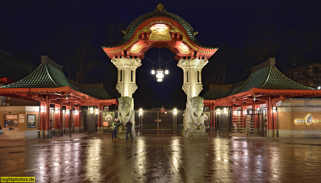 Berlin Mitte Tiergarten. Elefantentor des Zoo Berlin. Erbaut 1899 von Zaar und Vahl. Wiederaufbau 1945-1952. Rekonstruktion 1984. Budapester Strasse 32 am Olof-Palme-Platz