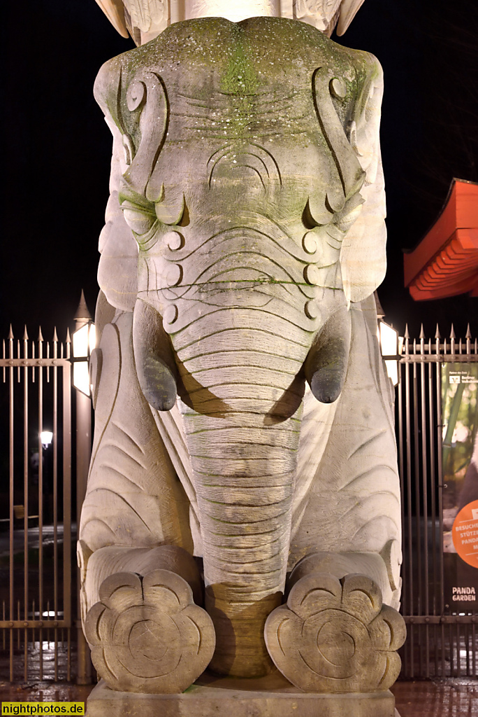 Berlin Mitte Tiergarten. Elefantentor des Zoo Berlin. Erbaut 1899 von Zaar und Vahl. Wiederaufbau 1945-1952. Rekonstruktion 1984. Elefantenskulptur. Budapester Strasse 32 am Olof-Palme-Platz