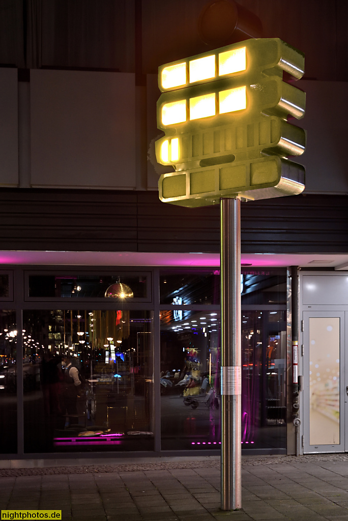 Berlin Charlottenburg. Berlin-Uhr. Als Mengenlehre-Uhr erschaffen 1975 von Dieter Binninger. Aufgestellt seit 1996 vor dem Tourist-Information-Center in der Budapester Strasse 45
