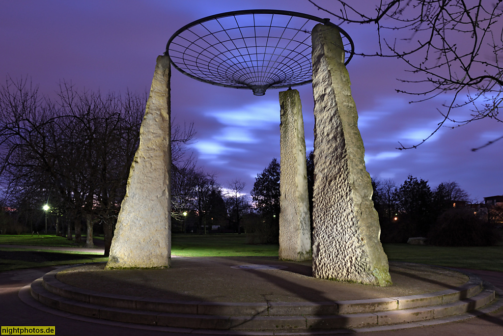Berlin Britz. Britzer Garten ehemalige Bundesgartenschau 1985. Landeshaupthöhenpunkt 45m über NN im Kosmologischen Park mit Wurmloch-Modell. Wormhole