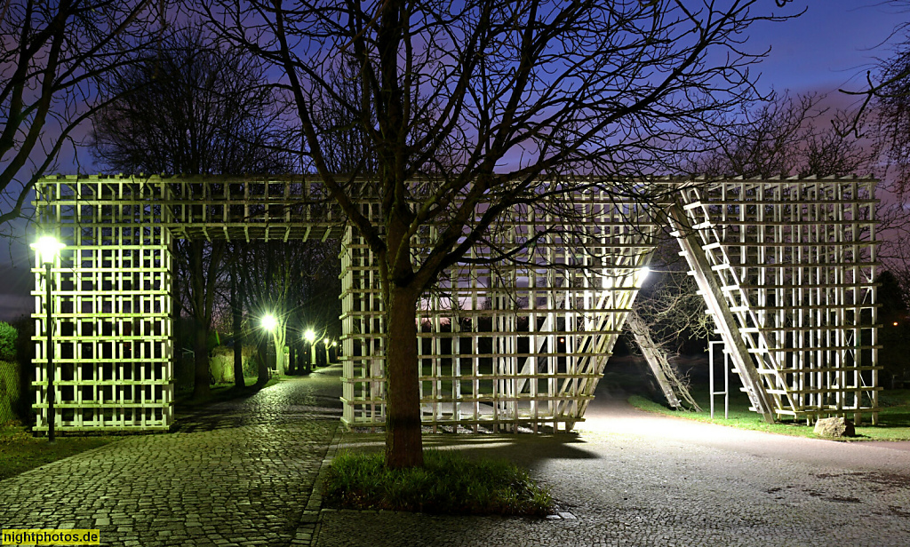 Berlin Britz. Britzer Garten ehemalige Bundesgartenschau 1985. Portalgerüst am Eingang Massiner Weg