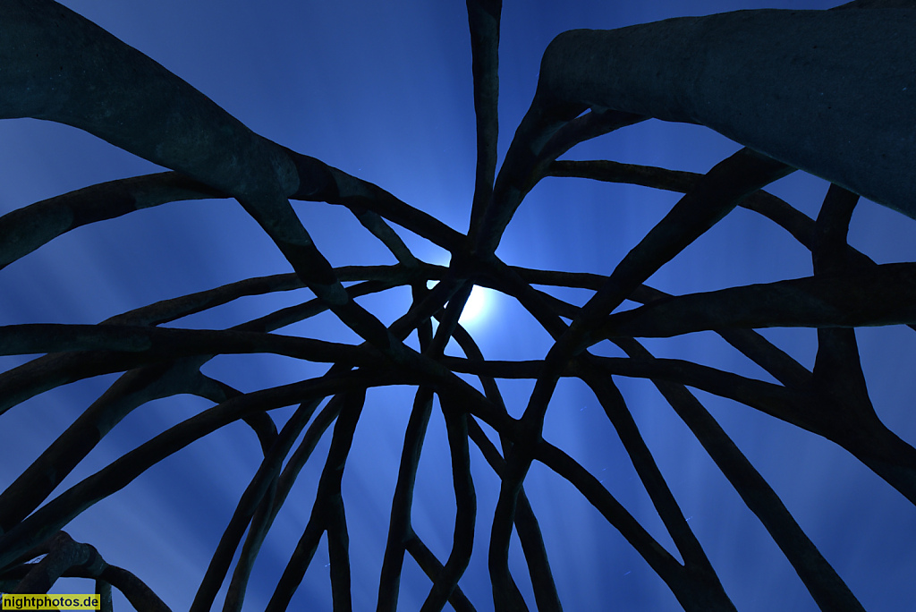 Berlin Britz. Skulptur 'Ramificazioni' von Eckart Haisch erschaffen 1983-1985 zur Bundesgartenschau 1985. Zwischen Kolonie Goldregen und Kleingartenanlage 'zur Windmühle'