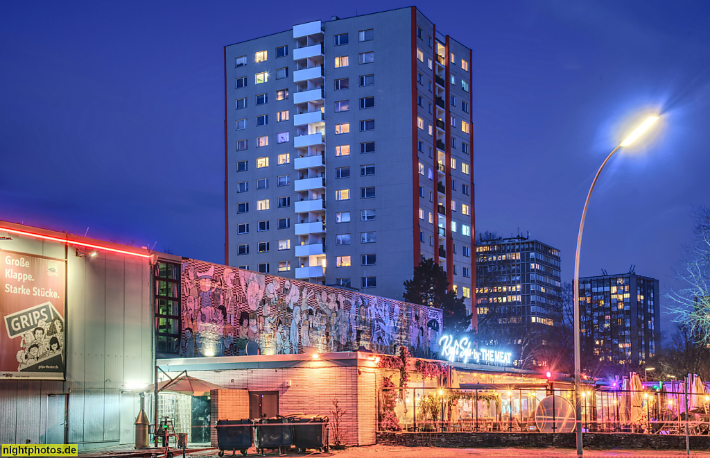 Berlin Mitte Hansaviertel. Bauten der Interbau 1957. Wohnhochhaus erbaut 1956-1959 von Luciano Baldessari. Flachbau Grips Theater. Erbaut 1957 von Ernst Zinsser und Hansrudi Plarre als Kino Bellevue
