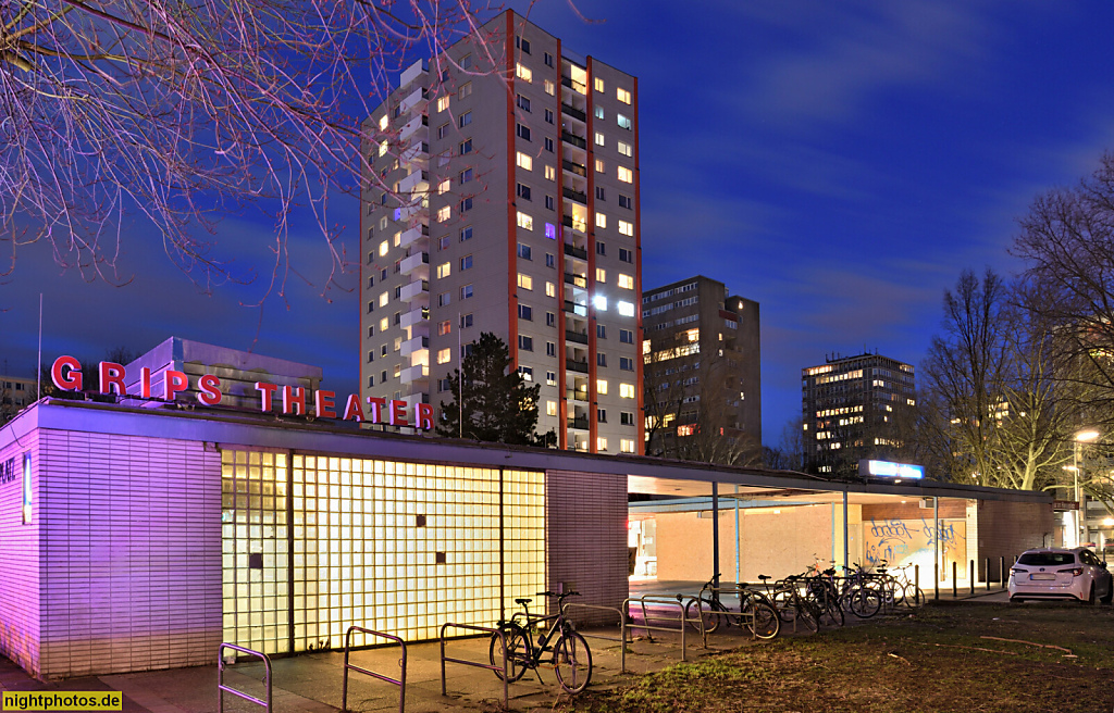 Berlin Mitte Hansaviertel. Bauten der Interbau 1957. Wohnhochhaus erbaut 1956-1959 von Luciano Baldessari. Flachbau Grips Theater. Erbaut 1957 von Ernst Zinsser und Hansrudi Plarre als Kino Bellevue
