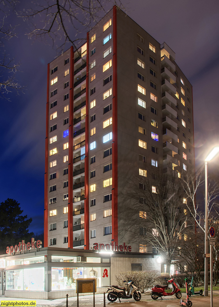 Berlin Mitte Hansaviertel. Bauten der Interbau 1957. Wohnhochhaus erbaut 1956-1959 von Luciano Baldessari. Flachbau Ladenzeile erbaut 1957 von Ernst Zinsser und Hansrudi Plarre