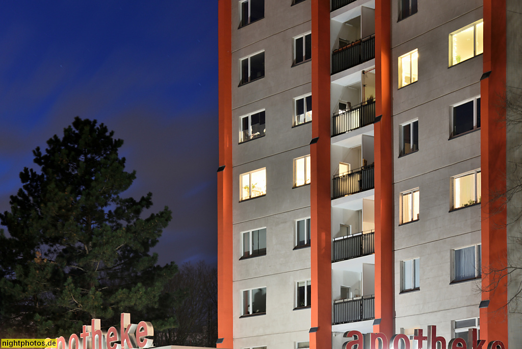 Berlin Mitte Hansaviertel. Bauten der Interbau 1957. Wohnhochhaus erbaut 1956-1959 von Luciano Baldessari. Flachbau Ladenzeile erbaut 1957 von Ernst Zinsser und Hansrudi Plarre