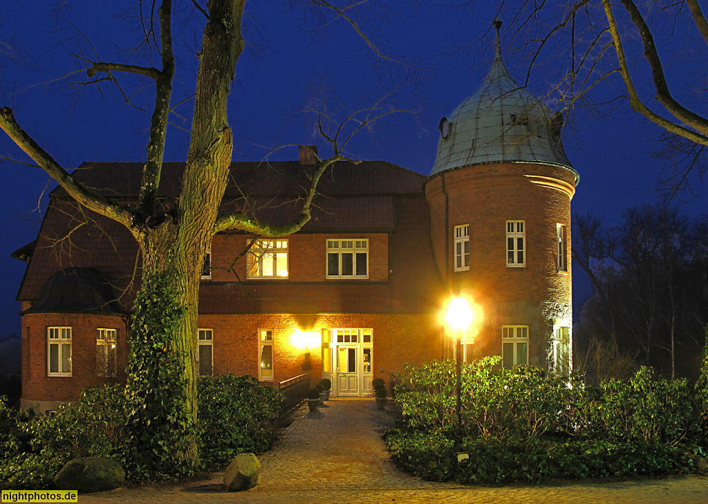 Basthorst. Schloss mit Hotel. Erbaut 1850 als Verwalterhaus durch Familie von Schack. 1994-1998 Umbau zum Hotel für Gustav Graf von Westarp. Turmhaus mit Welscher Haube