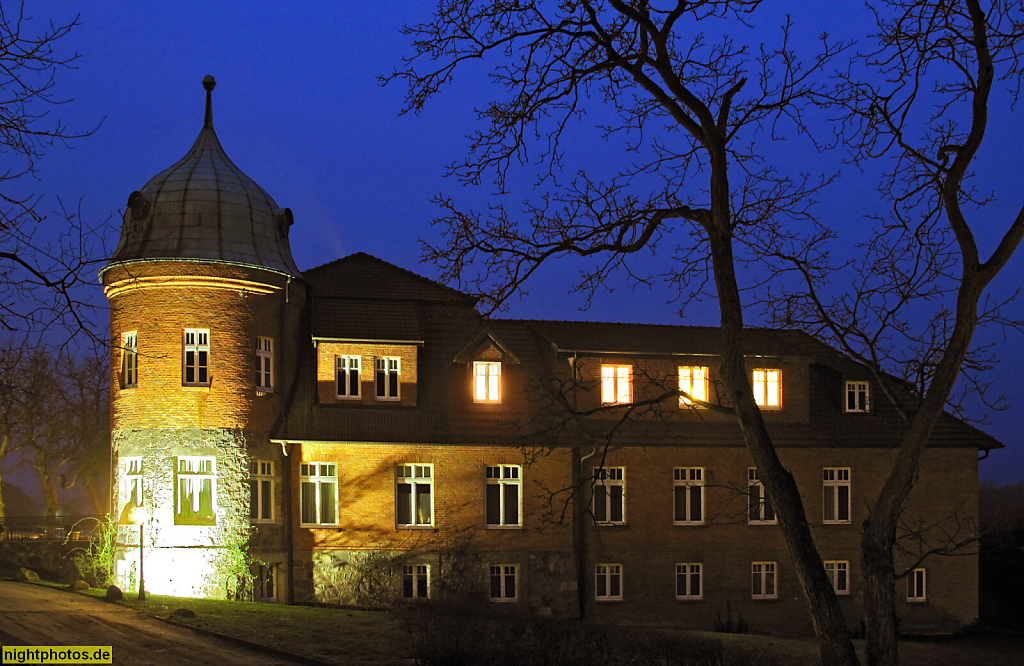 Basthorst. Schloss mit Hotel. Erbaut 1850 als Verwalterhaus durch Familie von Schack. 1994-1998 Umbau zum Hotel für Gustav Graf von Westarp. Turmhaus mit Welscher Haube