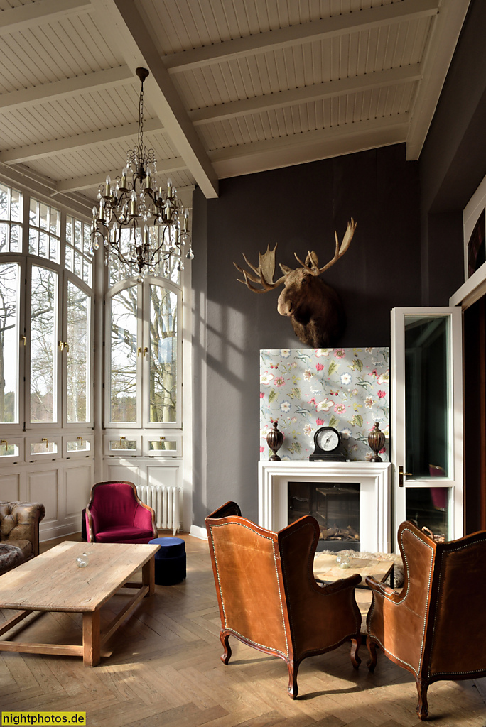 Basthorst. Schloss mit Hotel. Erbaut 1824 als Gutshaus durch Familie von Schack. 1900 Umbau für Karl Tust. 1994-1998 Umbau zum Hotel für Gustav Graf von Westarp. Wintergarten