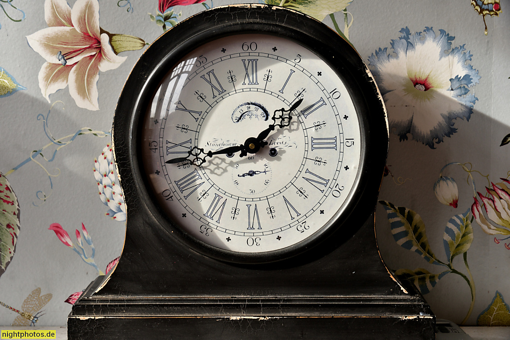 Basthorst. Schloss mit Hotel. Erbaut 1824 als Gutshaus durch Familie von Schack. 1900 Umbau für Karl Tust. 1994-1998 Umbau zum Hotel für Gustav Graf von Westarp. Tischuhr