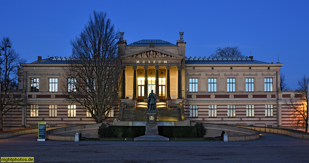 Schwerin Staatliches Museum. Erbaut 1882 von Hermann Willebrand für Friedrich Franz II. am Alten Garten im Stil des Historismus. Tympanon von Bildhauer Albert Wolff