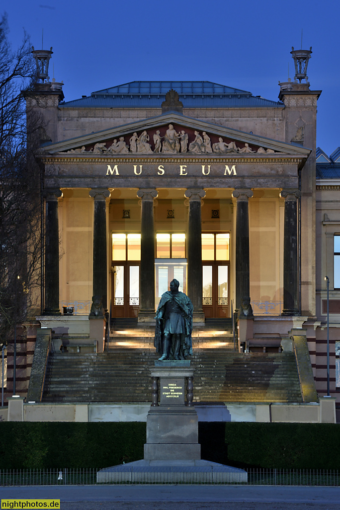 Schwerin Staatliches Museum. Erbaut 1882 von Hermann Willebrand für Friedrich Franz II. am Alten Garten im Stil des Historismus. Tympanon von Bildhauer Albert Wolff