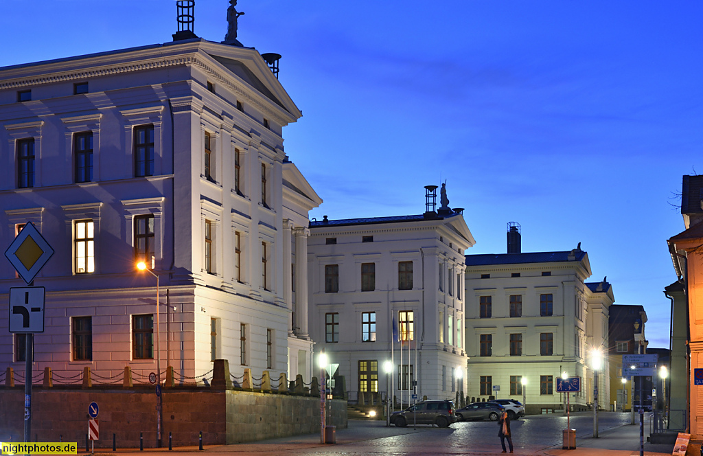 Schwerin Regierungsgebäude mit Staatskanzlei und Ministerien. Erbaut als Kollegiengebäude 1825-1834 von Carl Heinrich Wünsch mit Bauleitung Georg Adolf Demmler. Kolossalordnung mit Säulenvorhalle