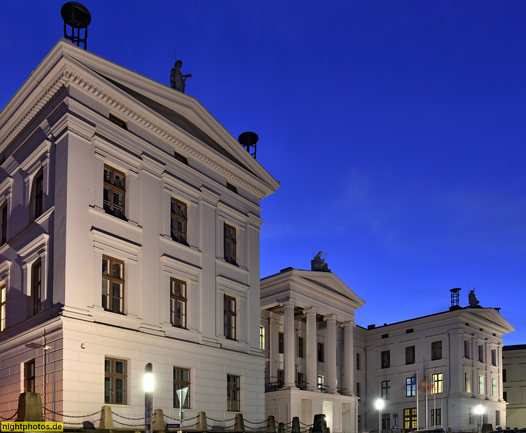 Schwerin Regierungsgebäude mit Staatskanzlei und Ministerien. Erbaut als Kollegiengebäude 1825-1834 von Carl Heinrich Wünsch mit Bauleitung Georg Adolf Demmler. Kolossalordnung mit Säulenvorhalle