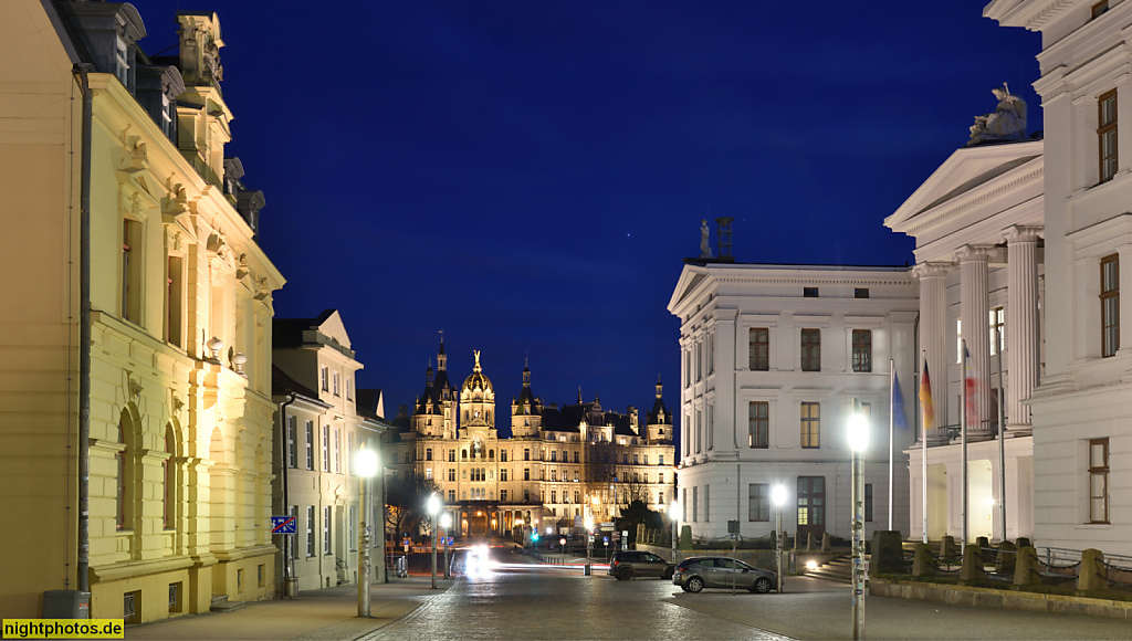 Schwerin Regierungsgebäude mit Staatskanzlei und Ministerien. Erbaut als Kollegiengebäude 1825-1834 von Carl Heinrich Wünsch mit Bauleitung Georg Adolf Demmler. Hinten Schweriner Schloss