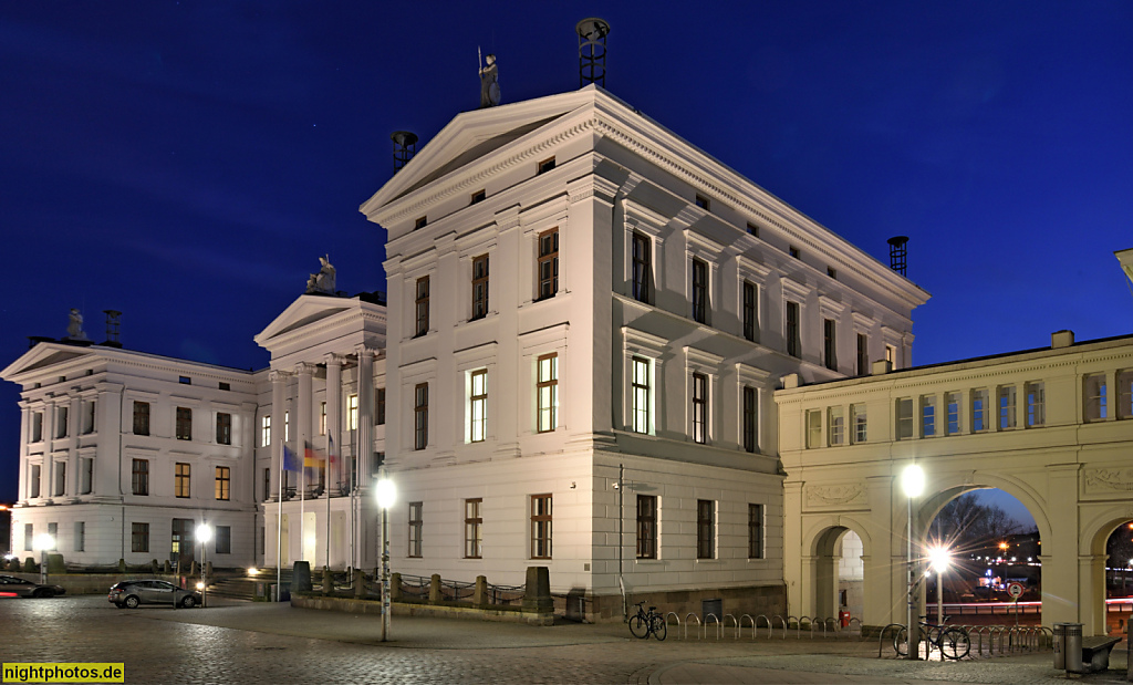 Schwerin Regierungsgebäude mit Staatskanzlei und Ministerien. Erbaut als Kollegiengebäude 1825-1834 von Carl Heinrich Wünsch mit Bauleitung Georg Adolf Demmler. Seufzerbrücke