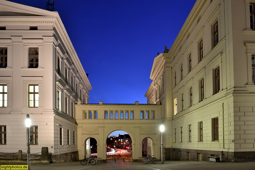 Schwerin Regierungsgebäude mit Staatskanzlei und Ministerien. Erbaut als Kollegiengebäude 1825-1834 von Carl Heinrich Wünsch mit Bauleitung Georg Adolf Demmler. Seufzerbrücke