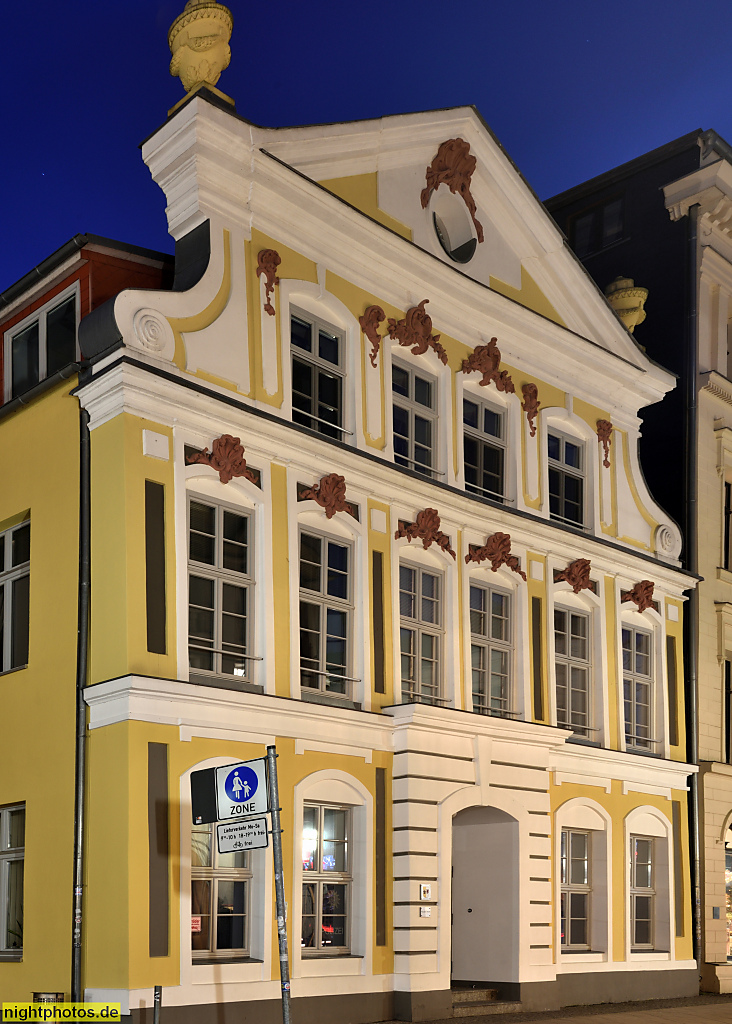 Schwerin. Polizeistation Schwerin-Mitte. Erbaut 1765 als Rokokohaus von (vermutlich) Johann Joachim Busch. Schlossstrasse 10