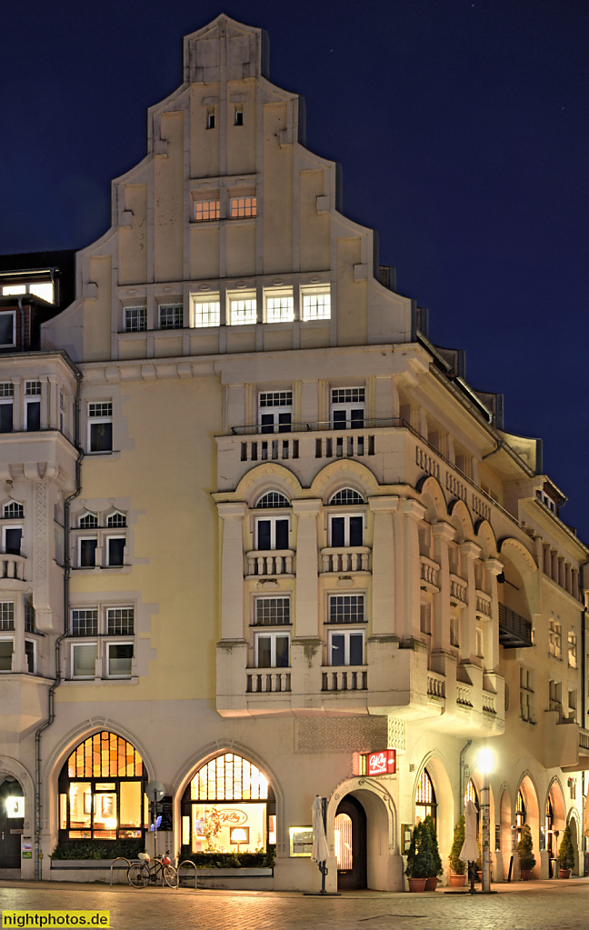 Schwerin. Restaurant Cafe Prag seit 1959. Wohn- und Geschäftshaus erbaut 1909 von Ludwig Clewe für Betty Krefft. Schlossstrasse 17 Ecke Puschkinstrasse 64. Erker und Stufengiebel