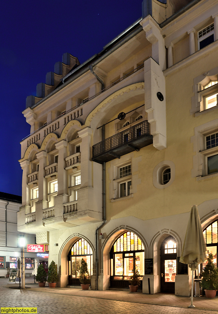 Schwerin. Restaurant Cafe Prag seit 1959. Wohn- und Geschäftshaus erbaut 1909 von Ludwig Clewe für Betty Krefft. Schlossstrasse 17 Ecke Puschkinstrasse 64. Erker und Stufengiebel