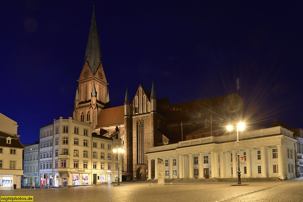 Schweriner Dom St. Marien und St. Johannis erbaut 1270-1416 in Backsteingotik. Neugotischer Turm erbaut 1889-1893 von Georg Daniel. Neues Gebäude (Säulengebäude) erbaut von Johann Joachim Busch. Löwendenkmal. Am Markt