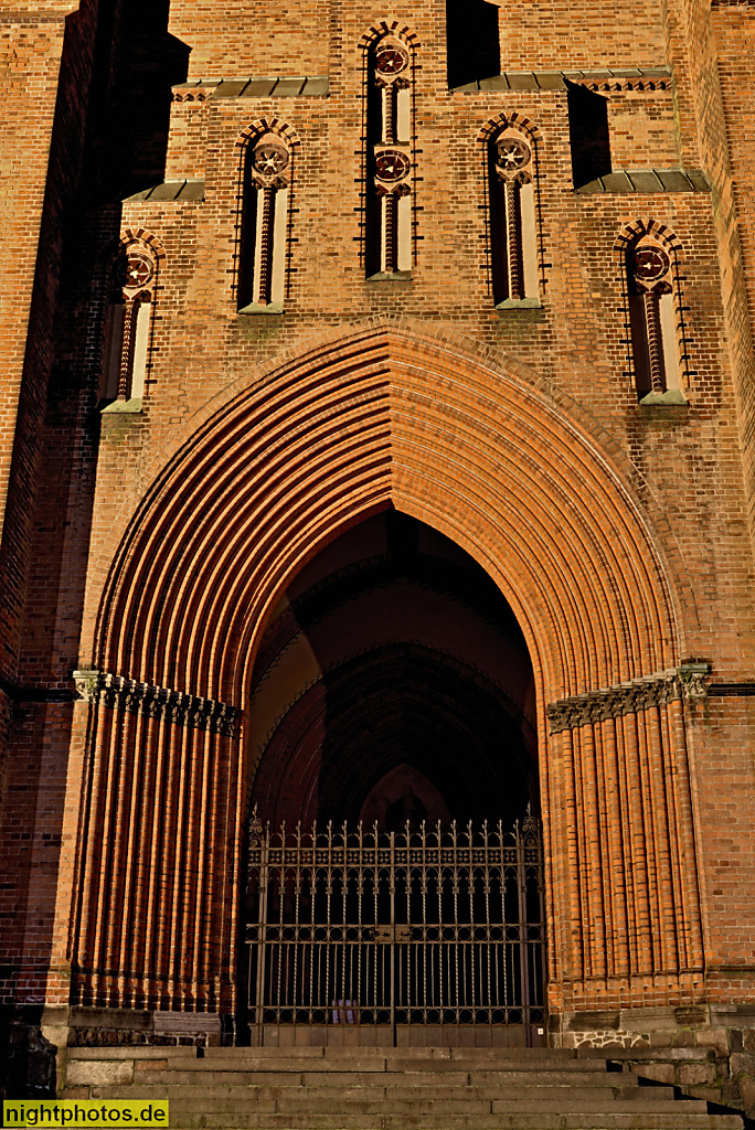 Schweriner Dom St. Marien und St. Johannis erbaut 1270-1416 in Backsteingotik. Neugotischer Turm erbaut 1889-1893 von Georg Daniel. Turmportal