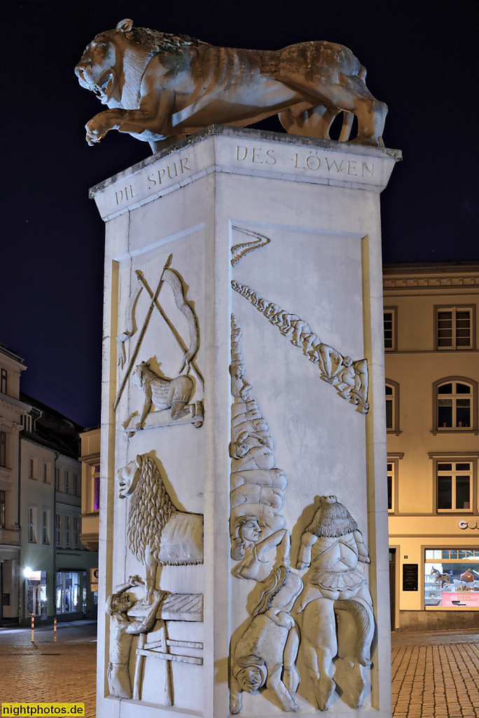 Schwerin. Löwensäule. Stele mit Löwenskulptur erschaffen 1995 von Bildhauer Peter Lenk zur satirischen Würdigung des Stadtgründers Heinrichs des Löwen. Am Markt