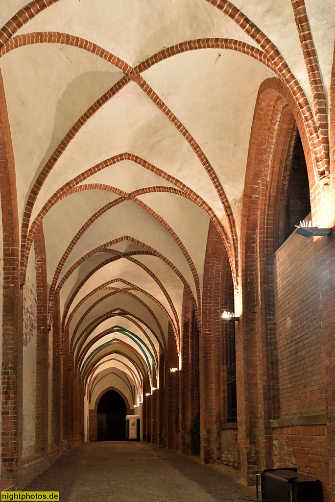 Schweriner Dom St. Marien und St. Johannis erbaut 1270-1416 in Backsteingotik. Kreuzgang mit Kreuzrippengewölbe