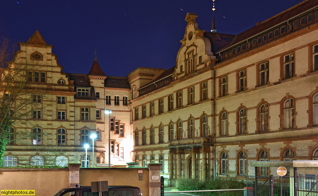 Schwerin. Alte Post. Ehemaliges Hauptpostamt im Stil historisierender Neorenaissance. Erbaut 1892-1897 vom Geheimen Postbaurat Ernst Hake. Zufahrt in der Bischofstrasse