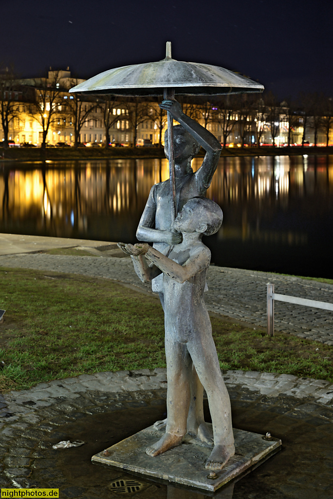 Schwerin. Skulptur 'Schirmkinder' von Stephan Horota erschaffen 1973 aus Bronze am Südostufer des Pfaffenteich. Nachguss von 1968