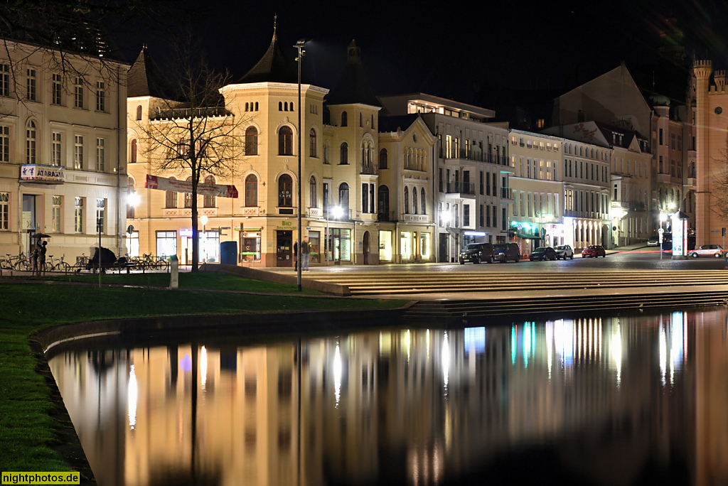 Schwerin. Demmlerhaus. Wohn- und Geschäftshaus. Erbaut 1843 von Hofbaumeister Georg Adolf Demmler als eigenes Wohnhaus. Historismus im Tudorstil. Arsenalstrasse 10 Ecke Mecklenburgstrasse 1