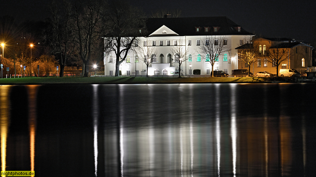 Schwerin. Bürogebäude u.a. Beratungsstelle für Selbsthilfegruppen (KISS). Erbaut 1926 von Hans Stoffers als Stadtbad mit neoklassizistischen Giebelrisalit. Umbau Bürogebäude 1991. Spieltordamm 9