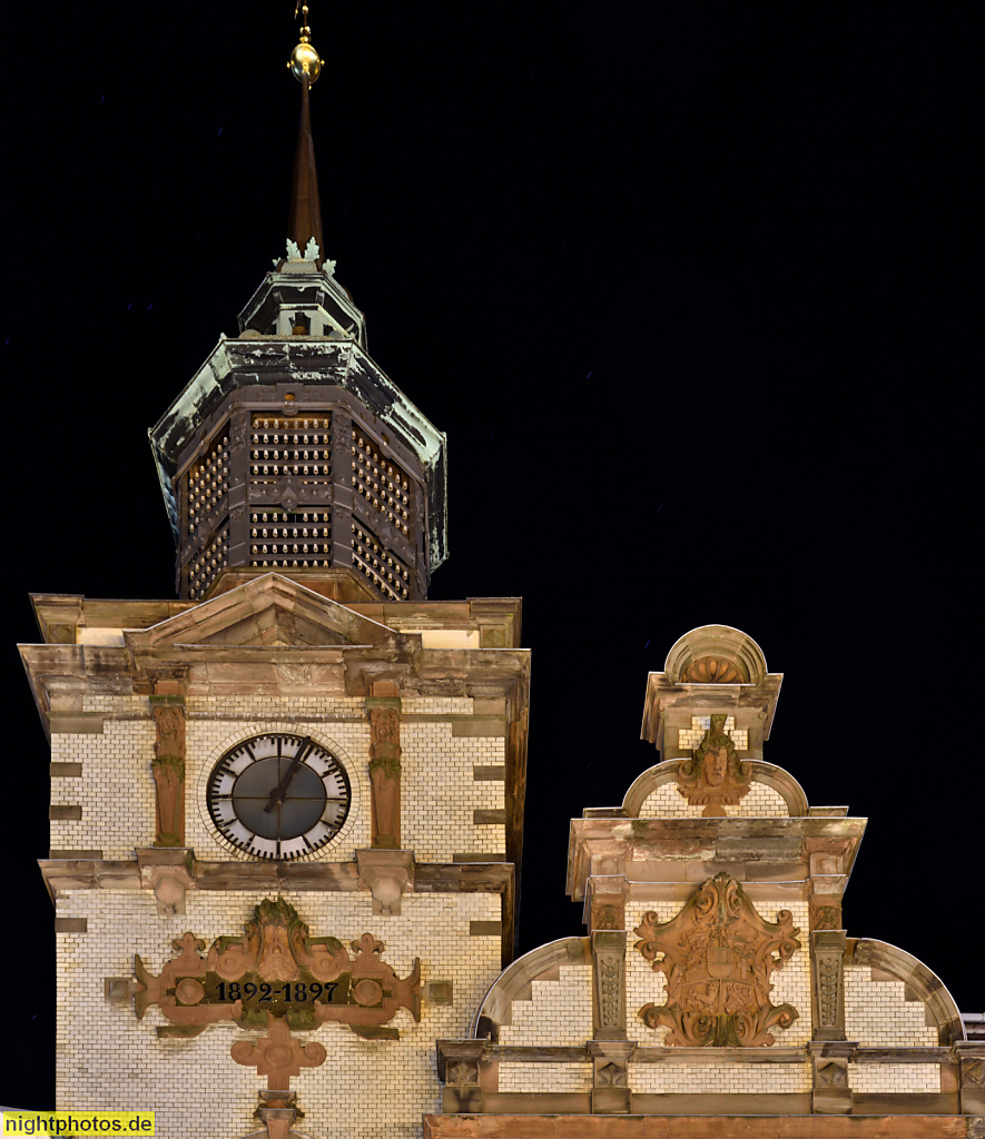 Schwerin. Alte Post. Ehemaliges Hauptpostamt im Stil historisierender Neorenaissance. Erbaut 1892-1897 vom Geheimen Postbaurat Ernst Hake. Portalseite in der Mecklenburgstrasse 4-8. Uhrenturm