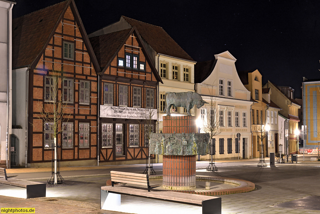 Schwerin. Giebelhäuser am Schlachtermarkt mit Skulptur 'Herrn Pastorn sin Kauh' erschaffen 1979 von Stephan Horota