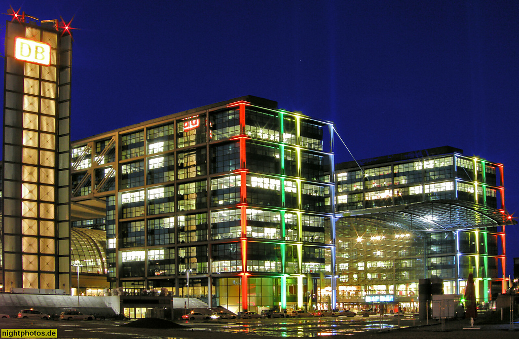 Berlin Mitte Moabit. Hauptbahnhof erbaut 1996-2006 von Meinhard von Gerkan und Jürgen Hillmer gmp für Deutsche Bahn AG. Glasdach mit Bügelgebäuden
