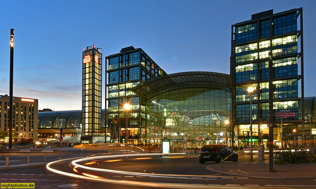 Berlin Mitte Moabit. Hauptbahnhof erbaut 1996-2006 von Meinhard von Gerkan und Jürgen Hillmer gmp für Deutsche Bahn AG. Glasdach mit Bügelgebäuden