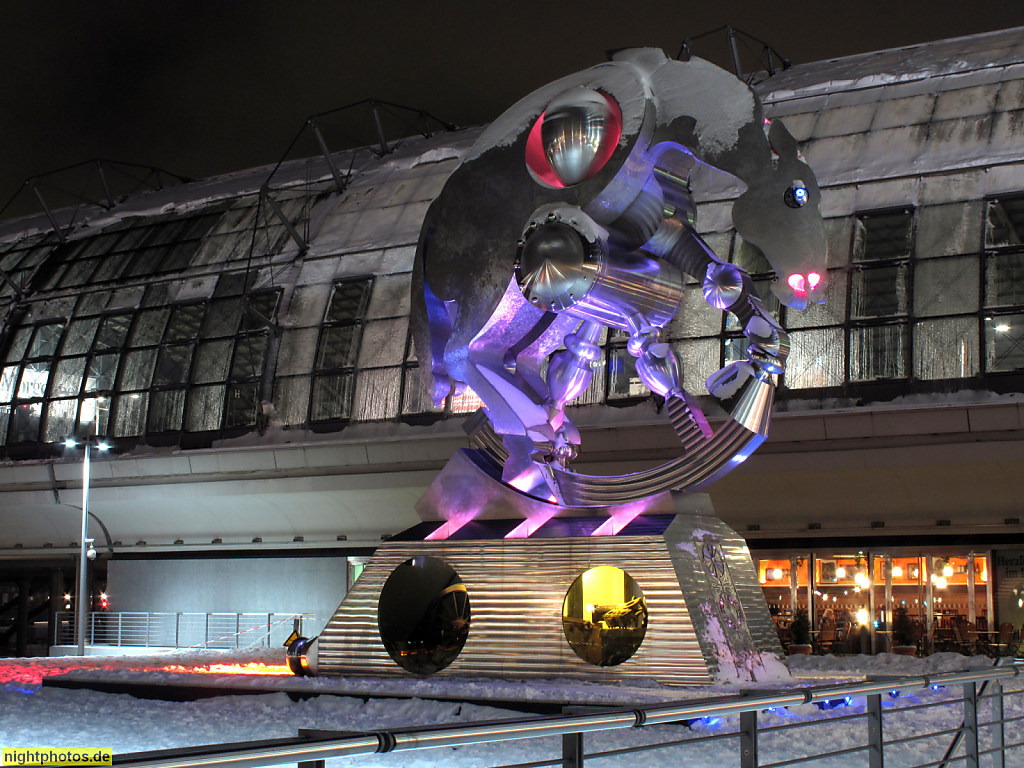 Berlin Mitte Moabit Hauptbahnhof Grossplastik 'Rolling Horse' aus Edelstahl erschaffen 2007 von Professor Jürgen Goertz am Europaplatz