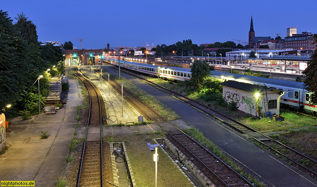 Berlin Friedrichshain. Gleisanlagen unter Warschauer Brücke. Bahnhof Warschauer Stasse. Wasserturm Ostkreuz. Modersohnbrücke. Rudolfkiez um Zwinglikirche