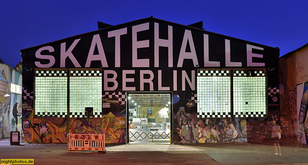 Berlin Friedrichshain. Skatehalle Berlin. Indoor Skate Park auf dem RAW-Gelände. Revaler Strasse 99