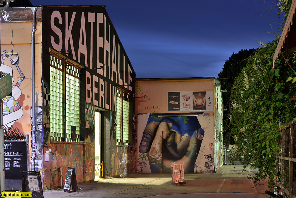 Berlin Friedrichshain. Skatehalle Berlin. Indoor Skate Park auf dem RAW-Gelände. Revaler Strasse 99