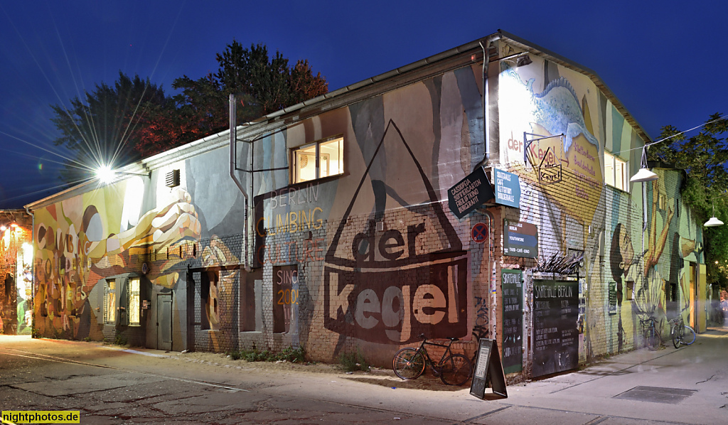 Berlin Friedrichshain. Der Kegel. Bouldern auf dem RAW-Gelände. Erbaut 1942 von Leo Winkel als Luftschutzbunker des Reichsbahn-Ausbesserungswerkes. Hochbunker. Revaler Strasse 99